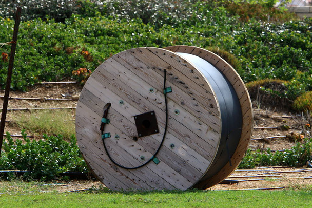 Колесо кругле, вільно обертається на осьовому диску, дозволяючи тілу, розміщеному на ньому, котитися, а не ковзати
.  - Фото, зображення