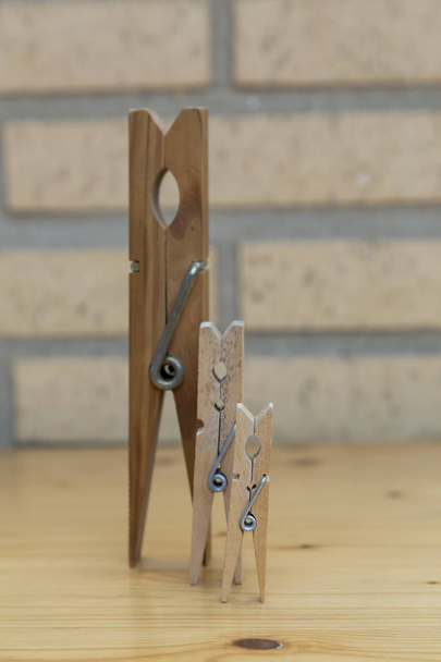 clothespins trzy różnej wielkości umieszczone obok siebie w progresji - Zdjęcie, obraz