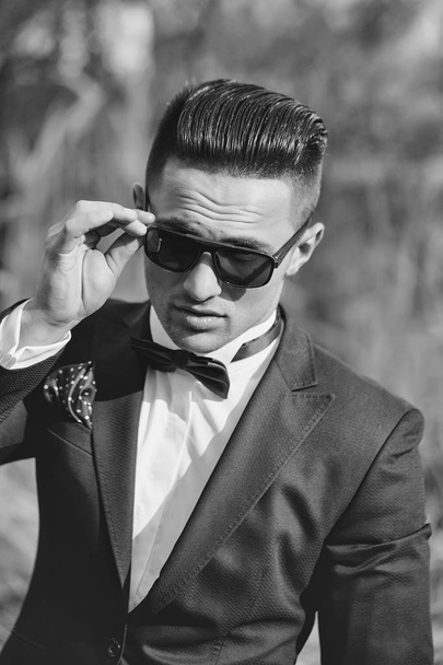 Handsome man in suit and sunglasses - Foto, Imagem