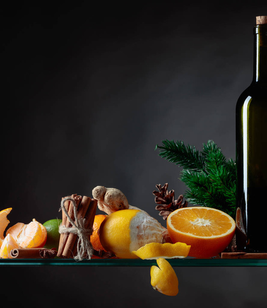 柑橘類とグリュー ワインのホットド リンクとスパイスの材料。コピー スペースをコンテンツ. - 写真・画像