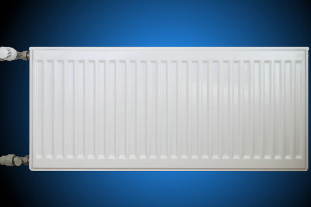 Radiador de la calefacción convectiva moderno blanco sobre fondo azul. - Foto, Imagen
