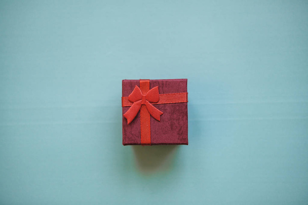 caja roja con un regalo. - Foto, imagen