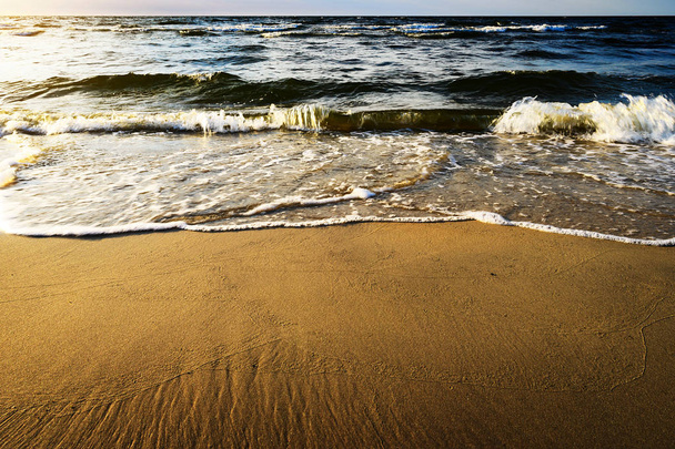 Vagues déferlant sur la plage. Mer Baltique nord de la côte, Poméranie, Pologne. - Photo, image