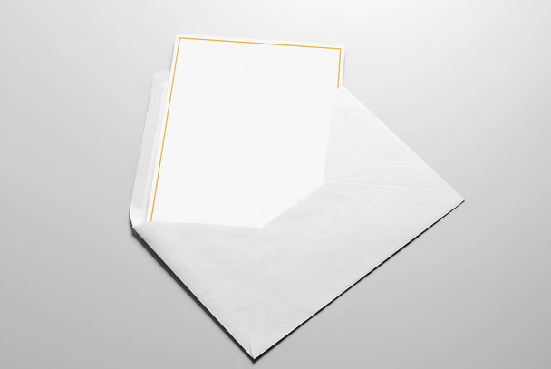 leere Gruß- oder Dankeskarte mit gelbem Rahmen im Umschlag  - Foto, Bild