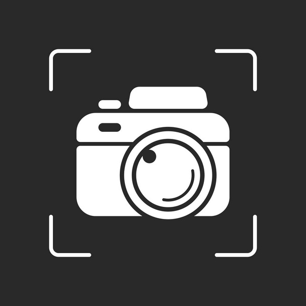 Cámara fotográfica, icono simple. Objeto blanco en el enfoque automático de la cámara sobre fondo oscuro
 - Vector, Imagen