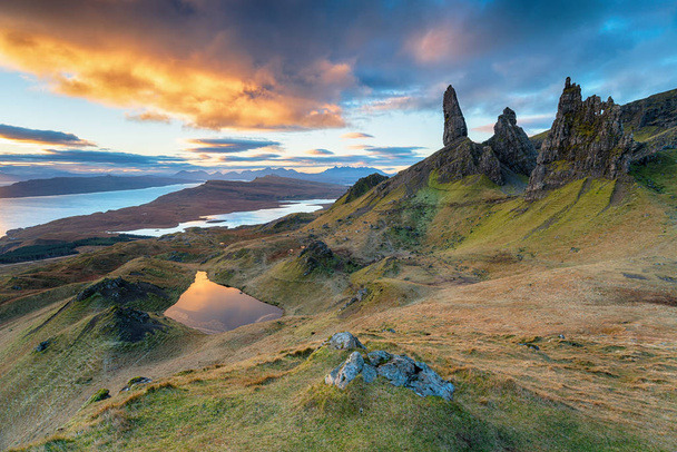 Portree Isle of Skye İskoçya üzerinde yakınındaki Storr yaşlı adam güzel güneş doğarken - Fotoğraf, Görsel