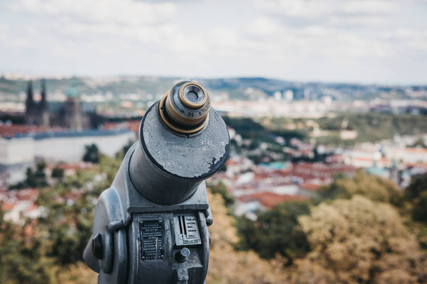Mince, dalekohled na vyhlídkové plošině na Petřín, Praha, v létě, město rozmazané pozadí. - Fotografie, Obrázek