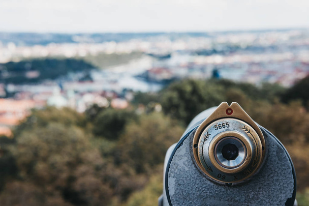 binoculares operados por monedas en la plataforma de observación de la Torre Petrin, Praga, en verano, el fondo borroso de la ciudad
. - Foto, Imagen