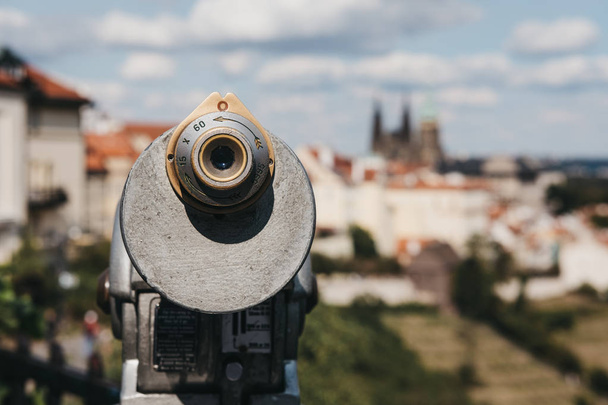 Mince, dalekohled na vyhlídkové plošině v Praze, v létě, město rozmazané pozadí. - Fotografie, Obrázek