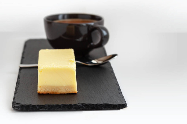 натюрморт з шматочком чізкейку і чашкою кави на сніданок
 - Фото, зображення