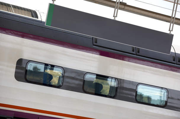 A tábla és a nagy sebességű kocsi vonat - Fotó, kép