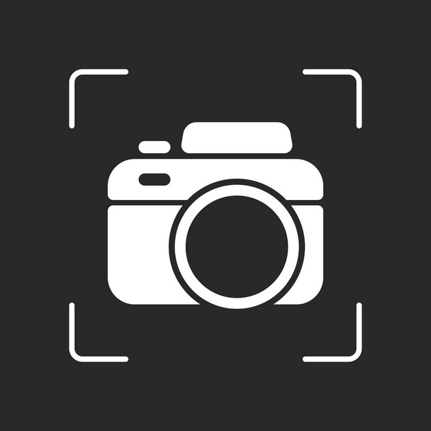 Cámara fotográfica, icono simple. Objeto blanco en el enfoque automático de la cámara sobre fondo oscuro
 - Vector, Imagen
