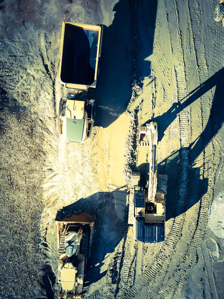 Máquinas de exibição aérea de tom vintage e equipamentos pesados em grande canteiro de obras em Carrollton, Texas, EUA. Parte superior da escavadeira, escavadeira, caminhão basculante, escavador
 - Foto, Imagem