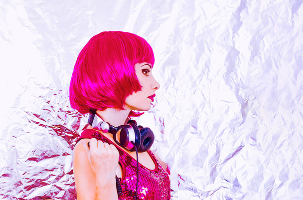 Гламурні дівчата Dj з рожевим волоссям і headphne на білому тлі грає музики диско. Сексуальна леді на день Святого Валентина партії. - Фото, зображення