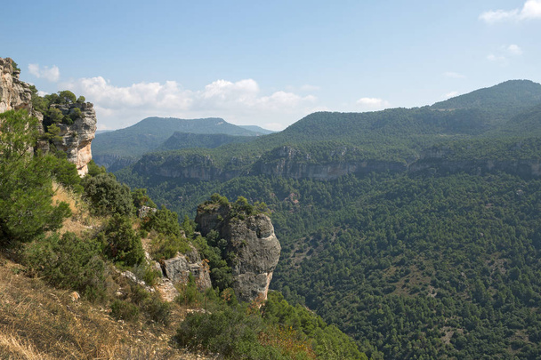 Landschaft von einer Klippe bei Siurana - ein berühmtes Hochlanddorf Siurana der Gemeinde Cornudella de Montsant in der Comarca Priorat, Estragona, Katalonien, Spanien. - Foto, Bild