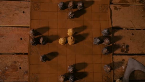 Homem mão colocando figuras para jogo de tabuleiro de estratégia popular medieval - tafl
 - Filmagem, Vídeo
