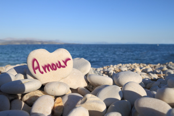 Amour écrit sur la pierre en forme de coeur sur la plage
 - Photo, image