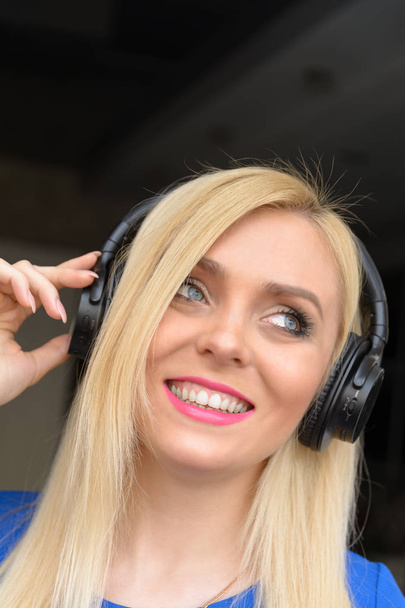 woman listening music in headsets - Foto, Bild