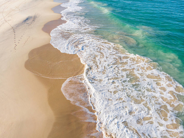 eine Luftaufnahme von Wellen, die am Stadtstrand in Perth, Westaustralien, in den Sand brechen. - Foto, Bild