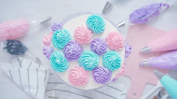Byt leží. Potrubní rozety buttercream pastelových barev na dortu aby jednorožec dort. - Fotografie, Obrázek