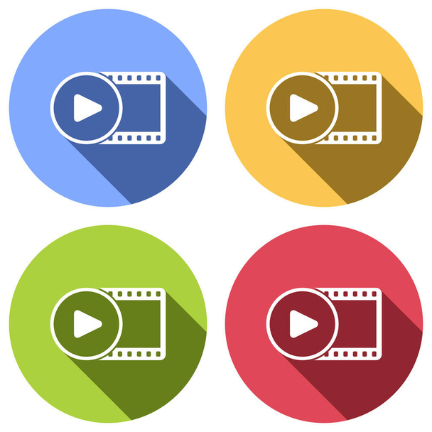 film strip met de play symbool in cirkel. eenvoudige silhouet. Set van witte iconen met lange schaduw op blauw, oranje, groen en rood gekleurde cirkels. Sticker stijl - Vector, afbeelding