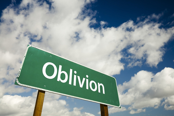 Знак Oblivion Road с драматическими облаками
 - Фото, изображение