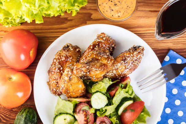 Chicken wings in sauce with fresh vegetables - Valokuva, kuva