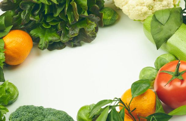 Group of fresh vegetables on white background. there is space for text in the center. copy space. - Foto, afbeelding
