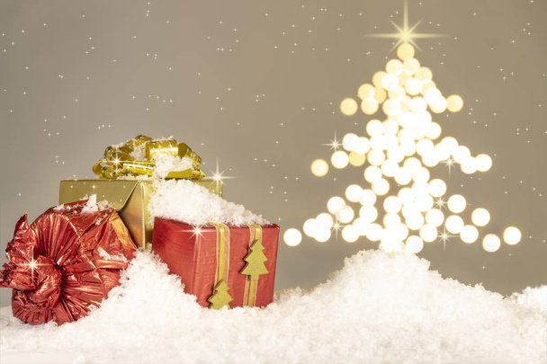 Tarjeta temática de Navidad con luces en forma de árbol y nieve
 - Foto, imagen