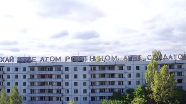 Luftaufnahme eines Hauses mit der Aufschrift "i" in der Stadt Pripyat. Luftaufnahmen verlassene Architektur der Geisterstadt - Filmmaterial, Video