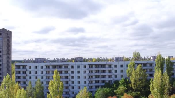 Luchtfoto van huis met het label "i", in de stad Pripyat. Luchtfoto schieten verlaten architectuur van ghost stad - Video