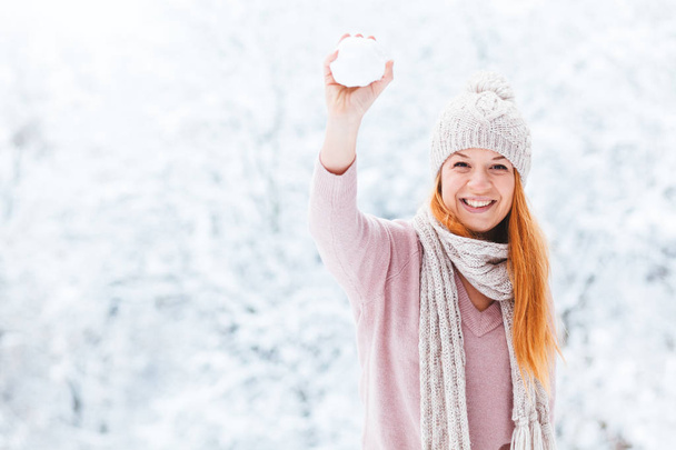 Mladá žena s sněhová koule v parku - Fotografie, Obrázek