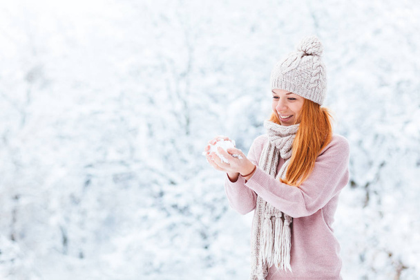 Mujer joven con bola de nieve en el parque
 - Foto, Imagen
