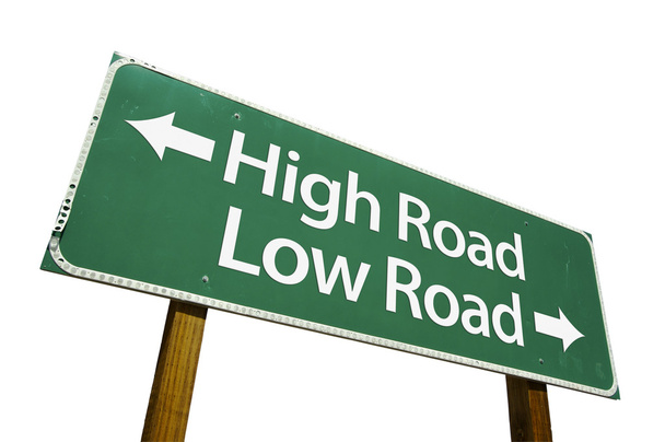 high road, lage weg ondertekenen met knippen - Foto, afbeelding