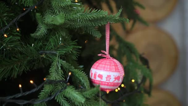Vánoční stromek umělý sníh zdobí vánoční strom hračky. Vánoční strom koulí, průhledného skla hračky, umělé plody a zářící světla na vánoční stromek, detail - Záběry, video