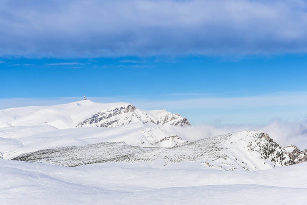 snowy mountainous landscape with blue sky, ski slope - Foto, afbeelding