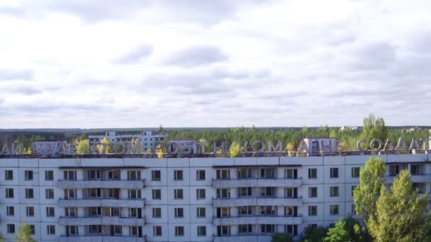 Luchtfoto van huis met het label "i", in de stad Pripyat. Luchtfoto schieten verlaten architectuur van ghost stad - Video