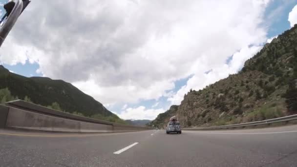 Fahren auf der Autobahn in den Bergen. - Filmmaterial, Video