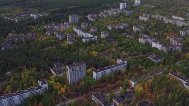Pripyat şehrin havadan görünümü. Pripyat dönme dolap ve terk edilmiş evleri Chernobyl disasterpanoramic görünümünü sonra kuzey Ukrayna'daki hayalet kasaba. Çernobil dışlama bölgesi - Video, Çekim
