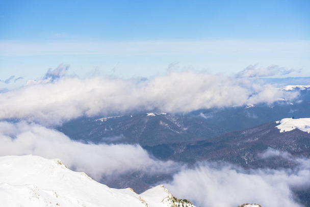 erstaunliche Aussicht auf die Berge mit flauschigem Schnee bedeckt - Foto, Bild