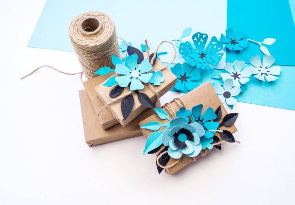 Gift wrapping in a box of craft paper for the holiday. Mother's Day and Valentine's Day. Material for wedding decor. - Foto, Imagem