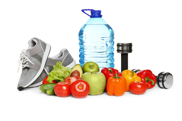 Sağlıklı gıda, halter ve spor ayakkabı beyaz arka plan üzerinde. Kilo kaybı kavramı - Fotoğraf, Görsel