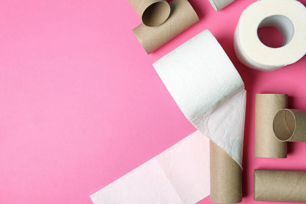 Flat lay composition with toilet paper and empty rolls on color background. Space for text - Foto, Imagem