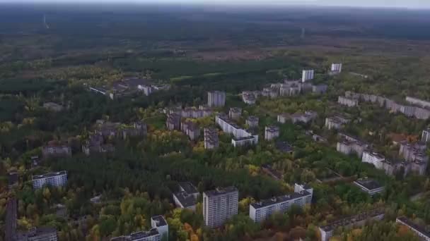 Vista aérea da cidade de Pripyat. A cidade fantasma no norte da Ucrânia após o desastre de Chernobyl Vista panorâmica da roda gigante Pripyat e casas abandonadas. Zona de Exclusão de Chernobil
 - Filmagem, Vídeo