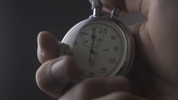Fechar Mans Mão iniciando um cronômetro em fundo cinza 4K, 10 BIT, 4: 2: 2
 - Filmagem, Vídeo