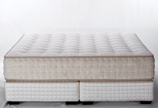 Detailní záběr bílé a šedé matrace v místnosti se světlem  - Fotografie, Obrázek