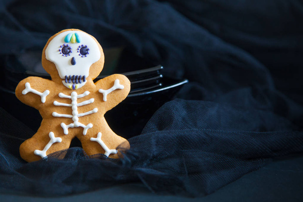 The day of the Dead. Gingerbread. Black background. Glaze on cookies. - Foto, Imagen