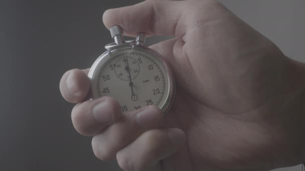 Close-up de uma pessoa iniciando um cronômetro em fundo cinza. 4K, 10 BIT, 4: 2: 2
. - Filmagem, Vídeo