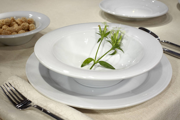 Gros plan de table de restaurant servi avec ustensiles et couverts
   - Photo, image