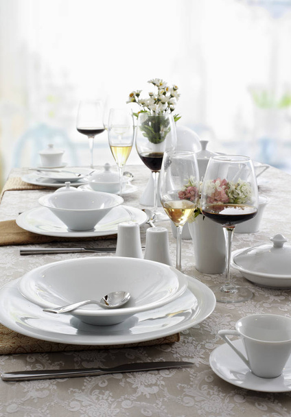 Serwowane restauracja stół z białego naczynia, sztućce i noże  - Zdjęcie, obraz